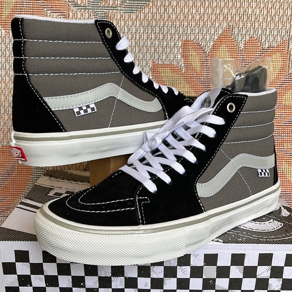 Vans Men’s Skate Sk8-Hi
Reflective Black/Grey
VN0ASFCCN42
Sneakers - Picture 9 of 16